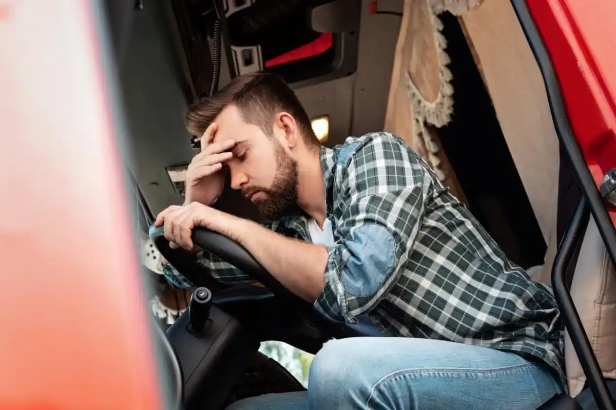 caminhoneiro-cansado-sono-triste